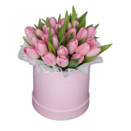 Шляпная коробка из розовых тюльпанов